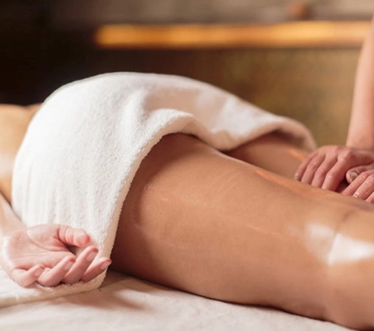 Image d'un massage sur la jambe d'une femme